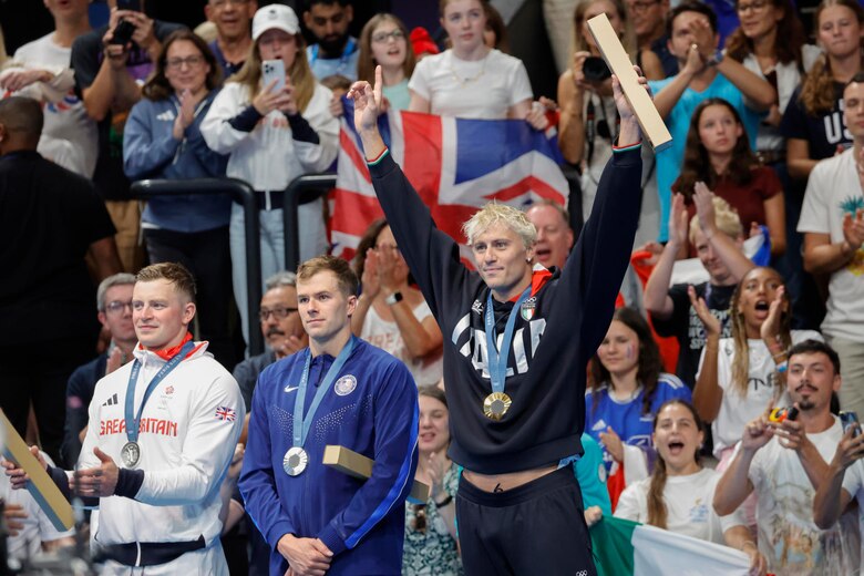 El italiano Nicoló Martinenghi frustra el regreso del británico Adam Peaty tras arrebatarle el oro en la última brazada