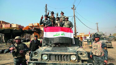 EI retrocede ante doble ofensiva en Mosul y Raqa