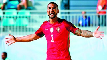 Goleados en debut