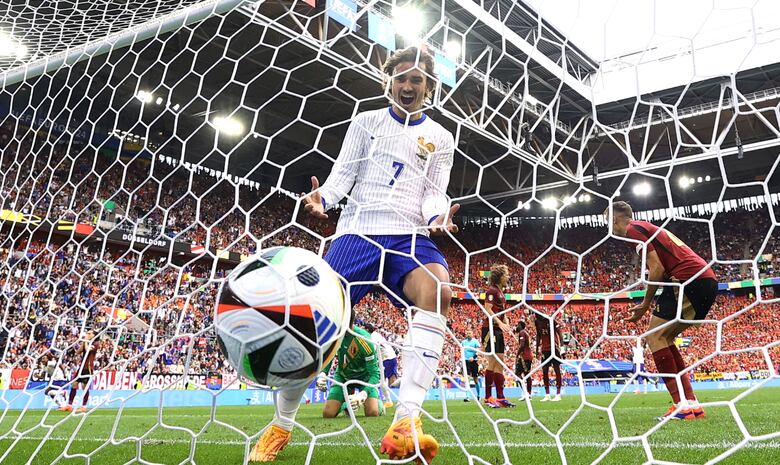 Francia se clasifica para cuartos con un gol de rebote