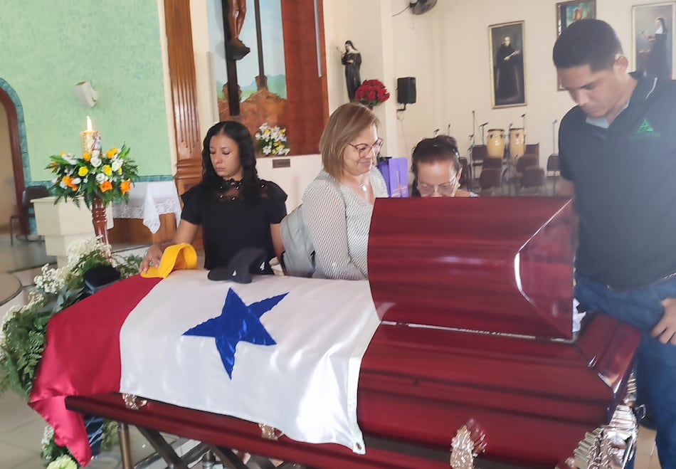 Familiares, amigos y músicos acuden al funeral del acordeonista Ceferino Nieto