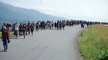 Hondureños salieron hacia EU en una cuarta caravana