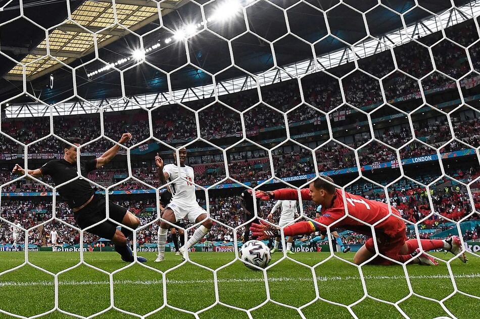 Inglaterra despide a Alemania en Wembley y presenta su candidatura al título