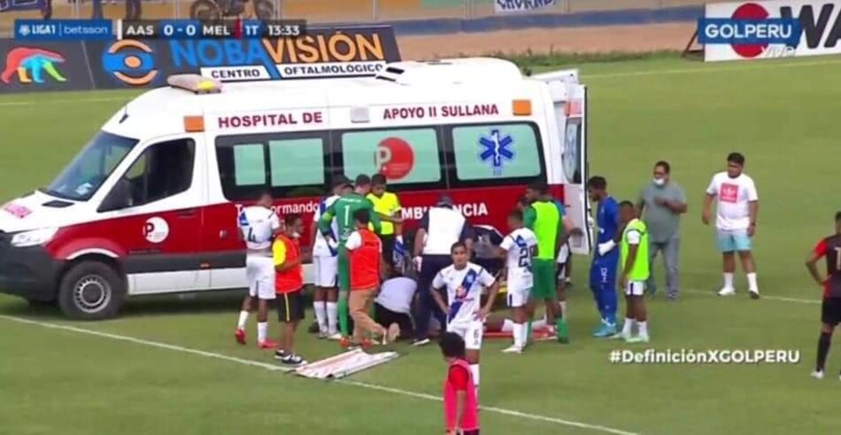 Delantero paraguayo se desvanece en partido de la liga peruana y es trasladado a hospital