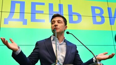 Ucrania, en tensión militar con Rusia, elige presidente a un comediante