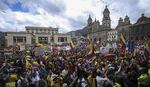 Miles marchan en Colombia en contra de Santos liderados por Uribe