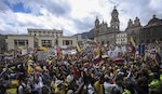 Miles marchan en Colombia en contra de Santos liderados por Uribe