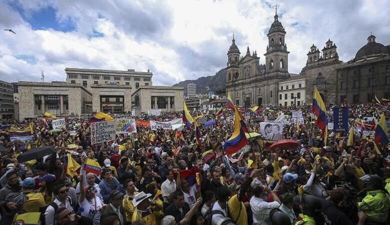 Miles marchan en Colombia en contra de Santos liderados por Uribe