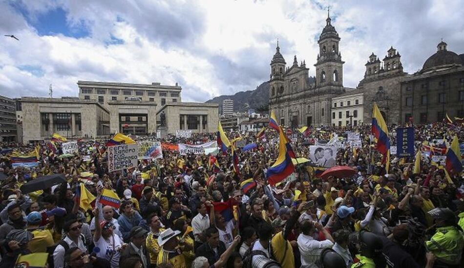Miles marchan en Colombia en contra de Santos liderados por Uribe