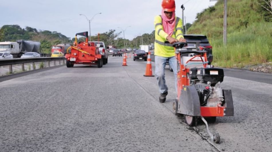 Avanzan los trabajos de reposición de las losas en la vía Centenario