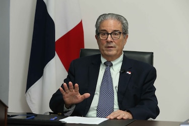 Ministro de Salud encuentra funcionarios ‘fantasma’ y altos salarios en la entidad