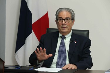 Ministro de Salud encuentra funcionarios ‘fantasma’ y altos salarios en la entidad