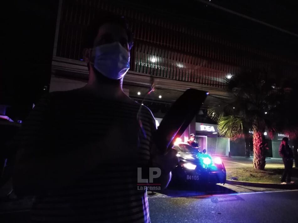 Los vecinos de Obarrio tocan pailas para protestar por una reunión en La Fragata, en pleno toque de queda