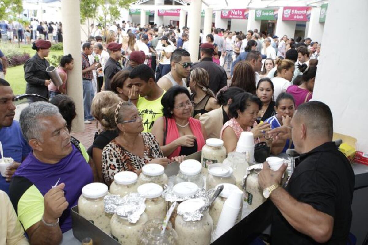 En un ambiente de fiesta se inauguró ayer la plaza Sabores de El Chorrillo. LA PRENSA/Gabriel Rodríguez