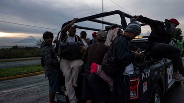 Caravana reanuda marcha hacia capital de México
