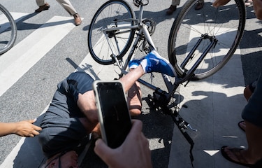 El presidente Joe Biden sufre caída al tratar de bajarse de una bicicleta
