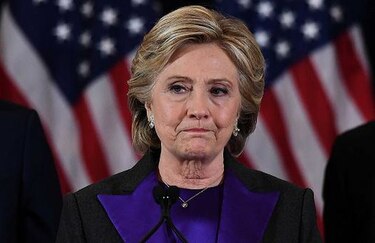 Hillary Clinton acusa a jefe del FBI por su derrota, según la prensa