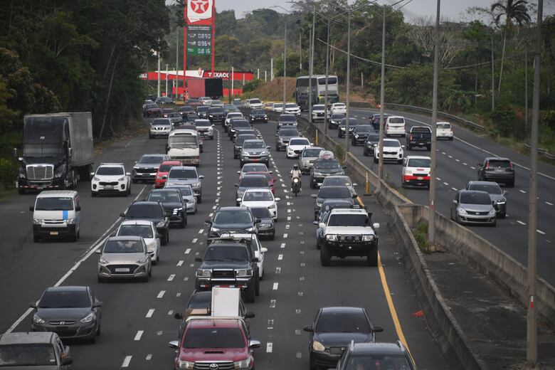 Tráfico hacia el interior de Panamá: viajeros se desplazan por el feriado de Semana Santa