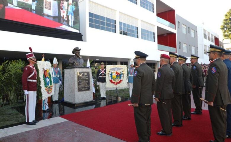 Maduro devela busto de Omar Torrijos en Caracas
