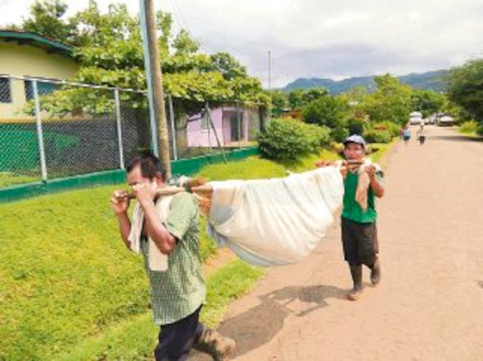 Enfermos en zonas rurales: Los llevan en hamacas por falta de ambulancias