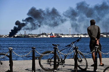 Un incendio afectó las instalaciones de una refinería de petróleo de La Habana en medio de la grave crisis energética en Cuba