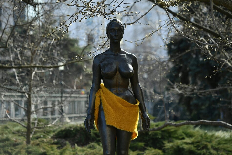 Museo rumano arrebuja a sus estatuas para concientizar sobre los sintecho