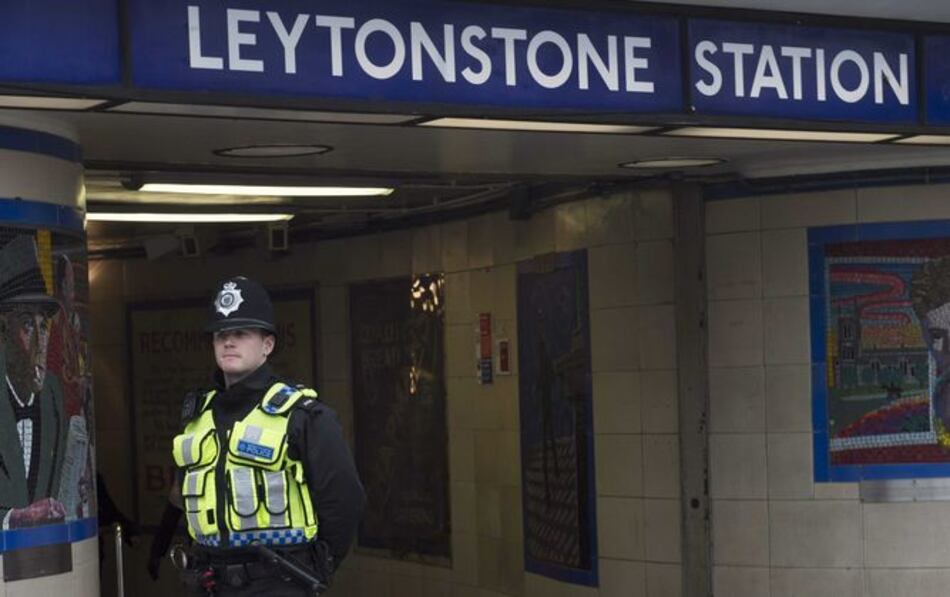 Policía investiga como un 'acto terrorista' el apuñalamiento en metro de Londres
