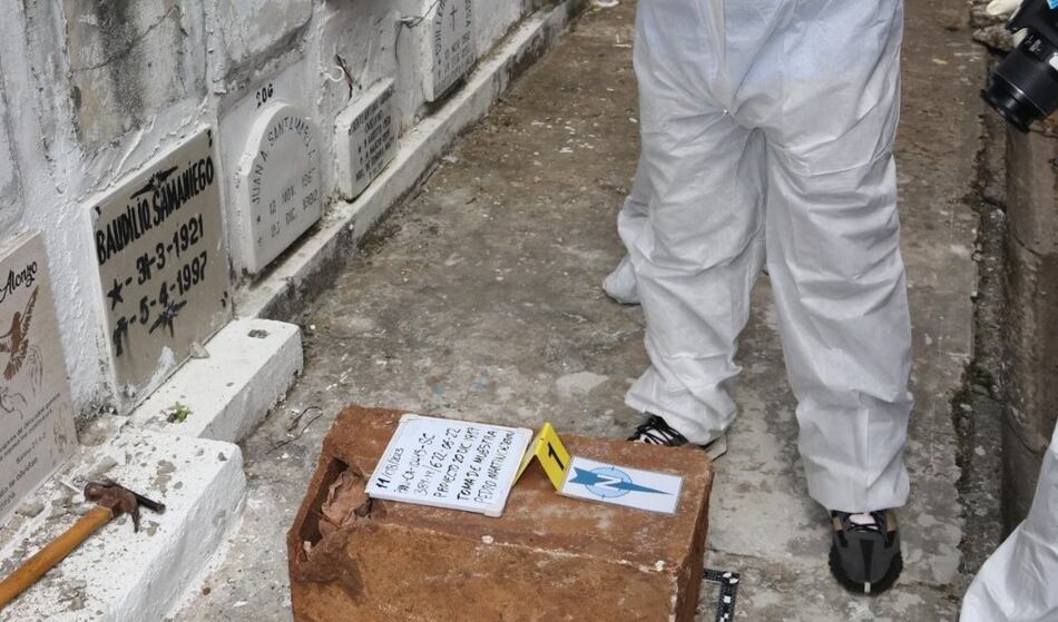 Exhuman restos de familiar de una de las víctimas de la invasión