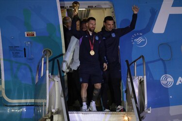 Madrugón multitudinario en Buenos Aires para recibir a la selección argentina