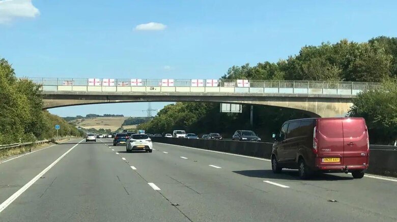 Cómo la bandera inglesa se convirtió en el centro de un debate sobre la inmigración en Reino Unido