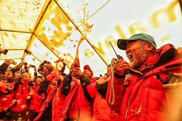 Científicos chinos llegan a la cima del Everest para medirlo