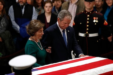 Visitantes honran al fallecido expresidente George H. W. Bush