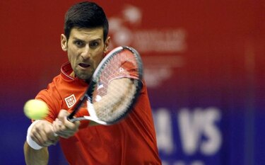 Djokovic sufre para pasar a octavos de final
