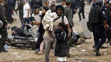 Las impactantes imágenes del cruce de más de 50,000 migrantes de Marruecos a España por la frontera de Ceuta