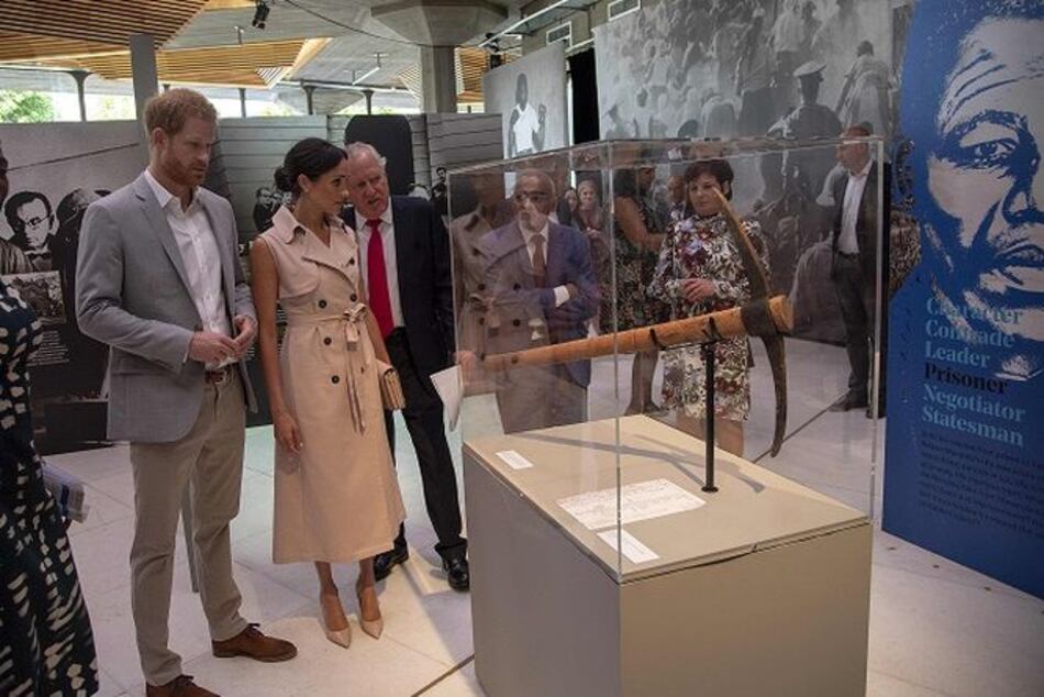 Enrique y Meghan visitan exposición sobre Nelson Mandela