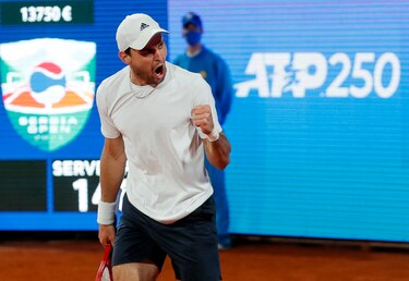 Novak Djokovic cae contra Aslan Karatsev y se queda sin título ante su público