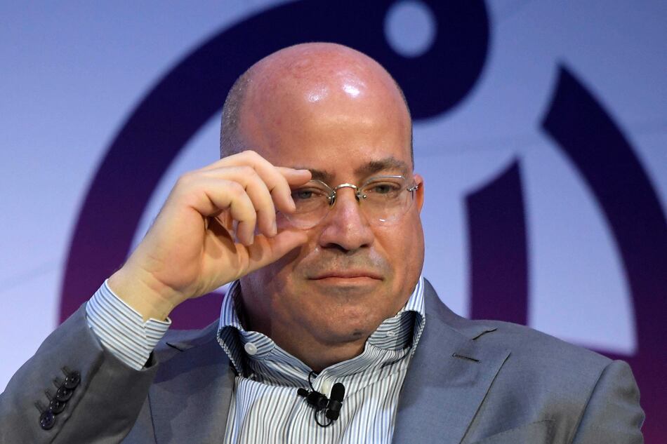 Presidente de CNN renuncia tras revelarse relación con una colega