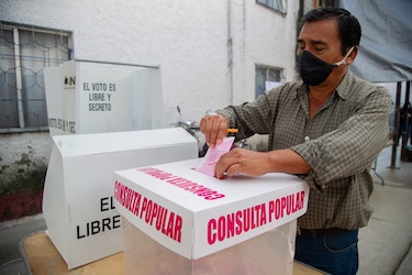 Presidente de México no descarta juicios a exmandatarios tras apático referéndum sobre el tema