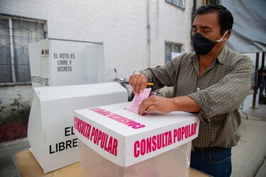 Presidente de México no descarta juicios a exmandatarios tras apático referéndum sobre el tema
