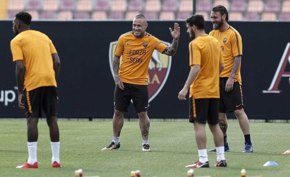 Jugadores del Roma se solidarizan con hincha del Liverpool que está en coma