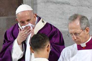 El papa Francisco cancela todas las audiencias del viernes
