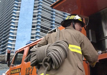 Bomberos rescatan a personas atrapadas en ascensor