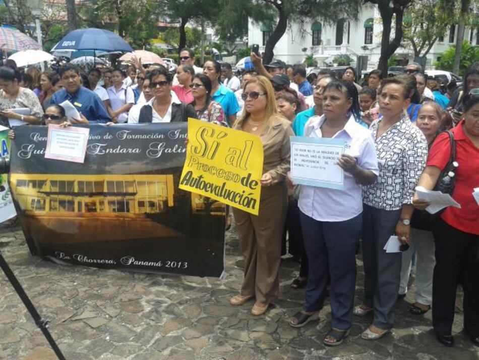 Docentes marchan para respaldar proceso de evaluación