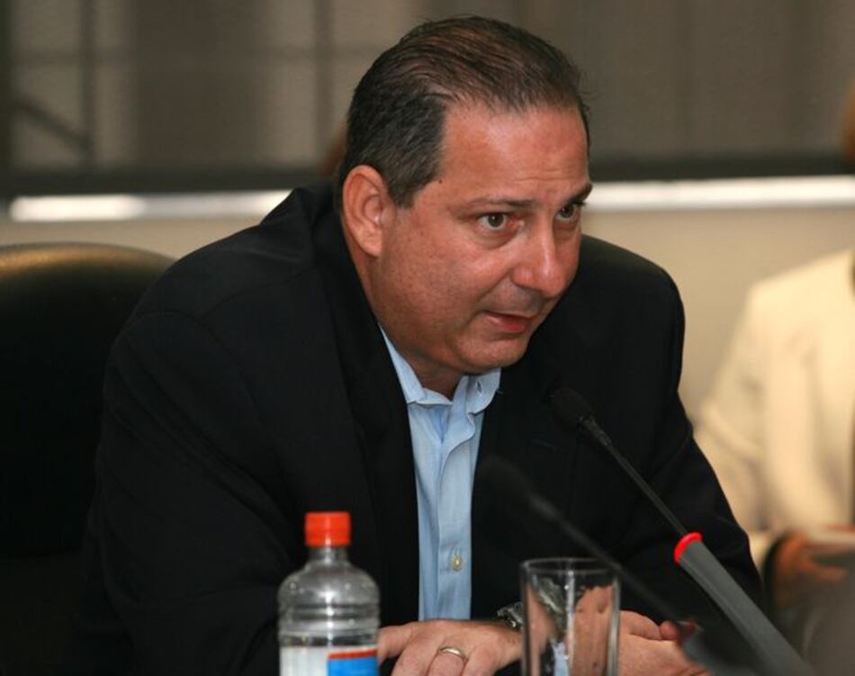 Políticos y ministros se repartieron becas