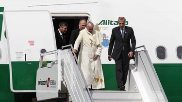 Papa Francisco llega a Quito en su segundo viaje a Sudámerica