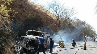 Se quemó un camión cargado con madera en Los Santos