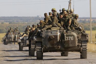 Ucrania anuncia combates contra tanques rusos; Moscú pide alto el fuego