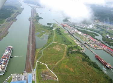 Menos tránsitos, pero más carga por el Canal