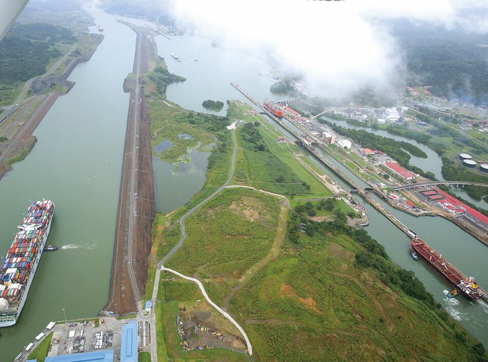 Menos tránsitos, pero más carga por el Canal