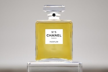 Chanel destapa la esencia artística de su icónico perfume Nº5